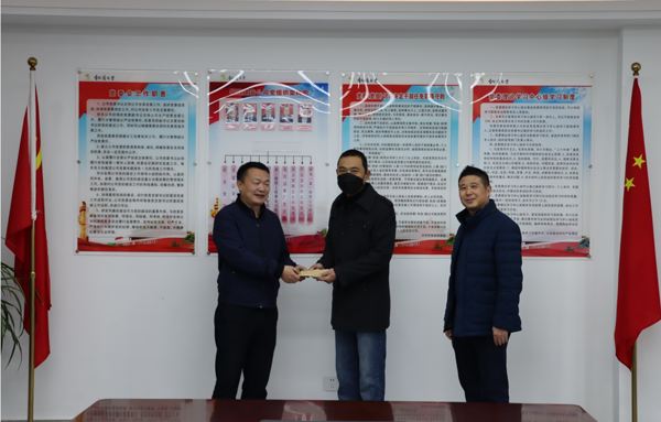 集團公司黨委委員、副總經(jīng)理胡新付到公司走訪慰問
